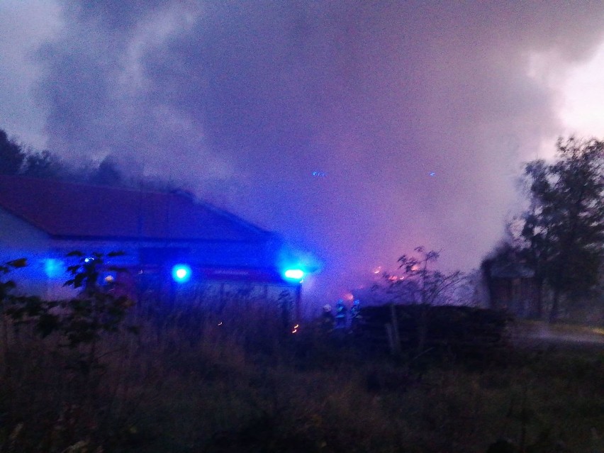 Strażacy gasili płonący kombajn w Pszowie