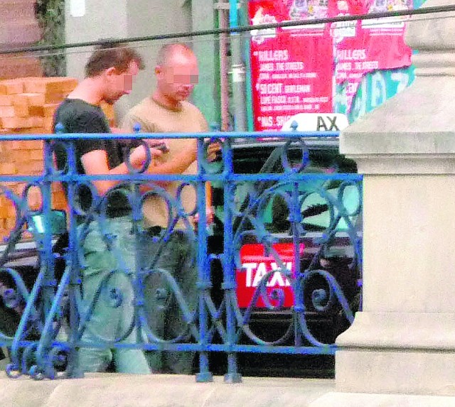 Szukających transportu przyciąga napis "taxi" i koguty