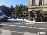 Groźny wypadek w Oławie koło Wrocławia. Ciężarówka przewróciła się i uszkodziła kamienicę (ZDJĘCIA) 