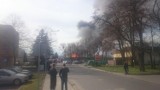 Pożar magazynu przy Sienkiewicza w Kluczborku. Wielka akcja strażaków [ZDJĘCIA]