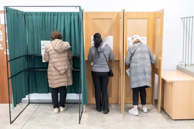 W kilku miejscowościach, w tym w Opolu i Głogówku, obywatele potargali kartę do głosowania w referendum