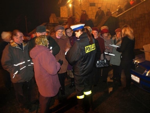 Starsi ludzie chętnie biorą odblaski, które przywożą im policjanci. Niestety, nie wszyscy je noszą