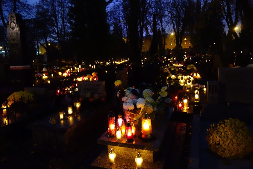 Stary Cmentarz w Łodzi w dniu Wszystkich Świętych 2016