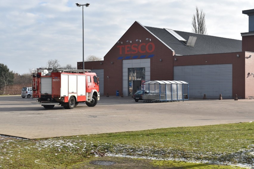 Policja i straż pożarna zabezpieczają market w Gubinie.