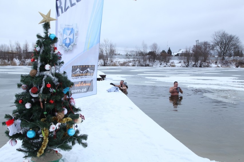 Morsy z Rzeszowa świętują Boże Narodzenie kąpiąc się w lodowatej wodzie [ZDJĘCIA, WIDEO]