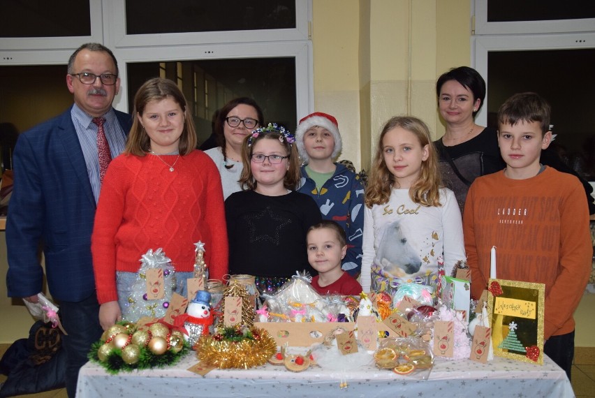 Jarmark przedświąteczny w "Dziesiątce", jasełka "Bóg jeździ...