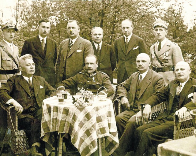 1931 r., siedzą od lewej: kupiec Bolesław Wojkowski, Józef Haller, cukiernik Kazimierz Wróblewski i kupiec Jan Bratek-Dąbrowski.
