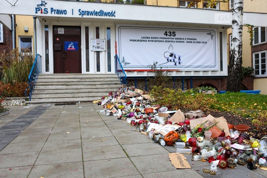 Odblokowano wejście do siedziby PiS w Szczecinie. Było zastawione chryzantemami 