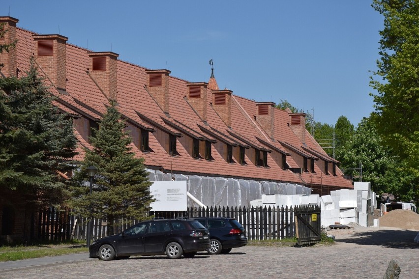 Obecnie prace trwają wewnątrz odbudowanych budynków.