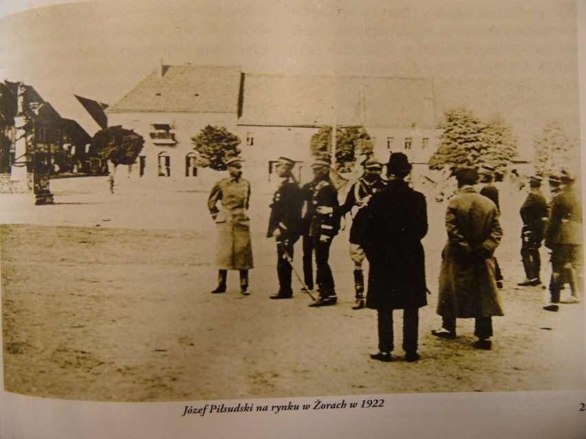 Józef Piłsudski w 1922 r. na żorskim Rynku. Potem był w domu...