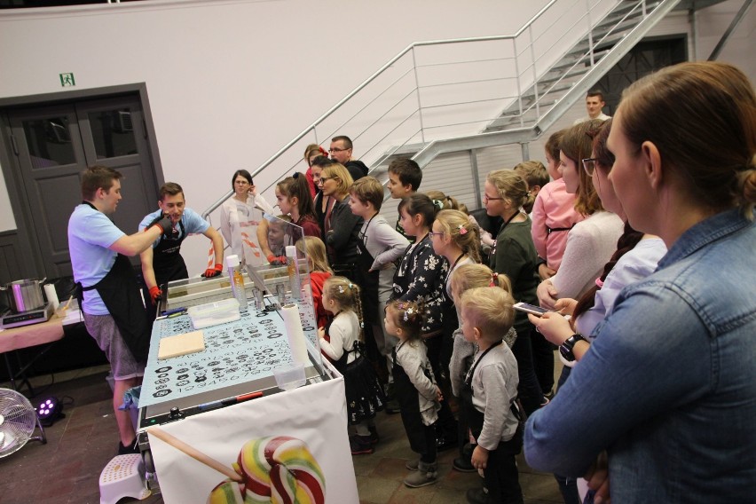 Warsztaty robienia słodyczy na Dworcu Kulturalnym w Wieluniu [FOTO, FILM]