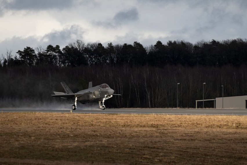 Amerykańskie śmigłowce Apache i samoloty F35 mają być przebazowane do Polski. Czy trafią do Łasku?