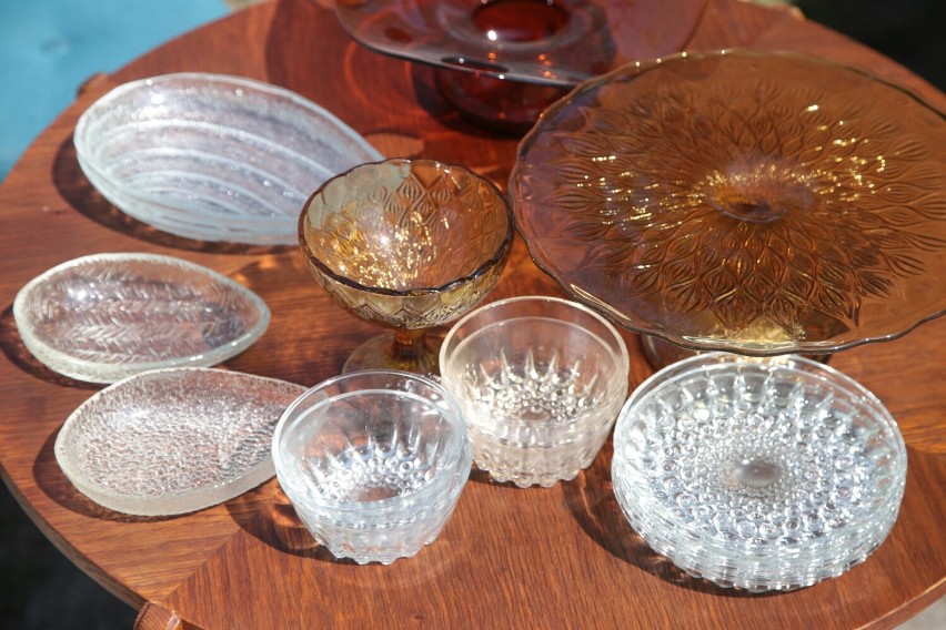 Kryształowe naczynia i te z kolorowego szkła produkowane w...