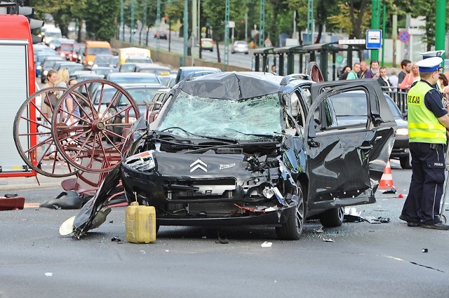 Poznań: Dorożka zderzyła się z autem. Martwy koń i troje rannych [ZDJĘCIA]

Troje poszkodowanych ludzi, jeden koń ranny i jeden martwy - to bilans wypadku, jaki wydarzył się 14 lipca po południu na skrzyżowaniu ulic Półwiejskiej i Królowej Jadwigi.