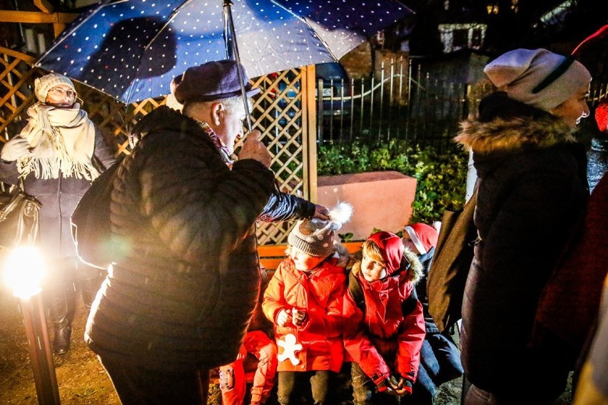 Przy ul. Biskupiej w Gdańsku 6.12.2019 r. rozbłysła choinka