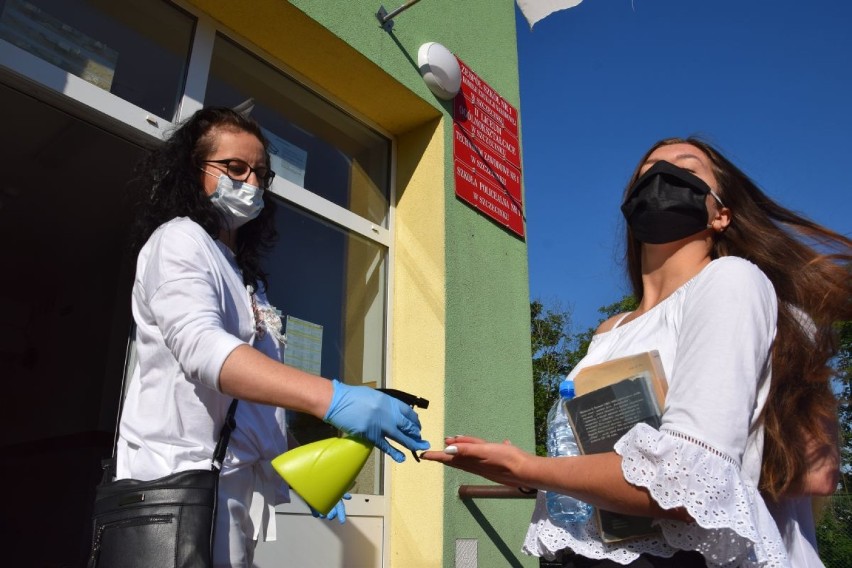 Matematyka na maturze w Szczecinku. Dzień drugi egzaminów w czasie epidemii [zdjęcia]