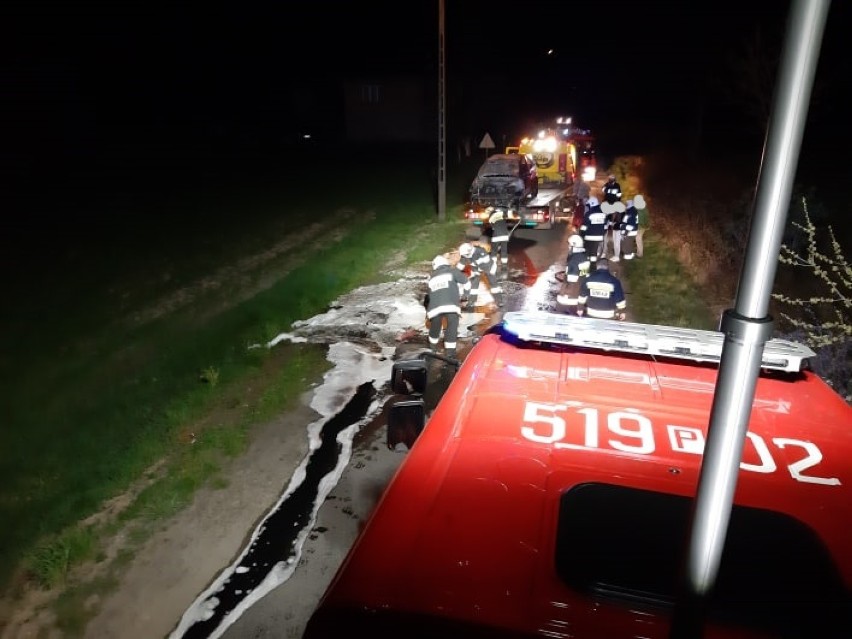 Pożar samochodu w Chraplewie. Auto spłonęło niemal doszczętnie