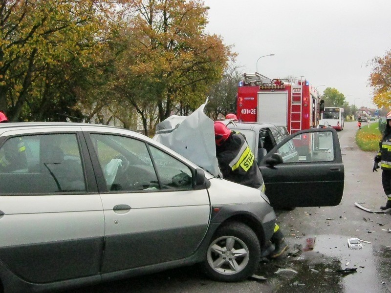 Wypadek w Białogardzie. Dwie osoby ranne [ZDJĘCIA]