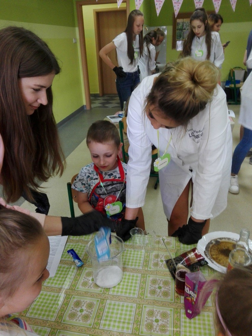 Przedszkolaki z Pniew uczestniczyły w ciekawych warsztatach chemicznych