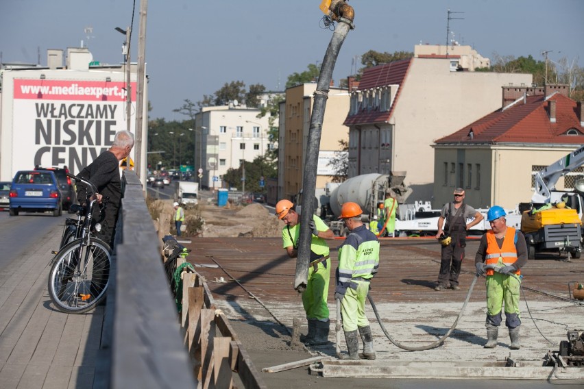 W piątek rano rozpoczęto wylewanie płyty głównej mostu na...