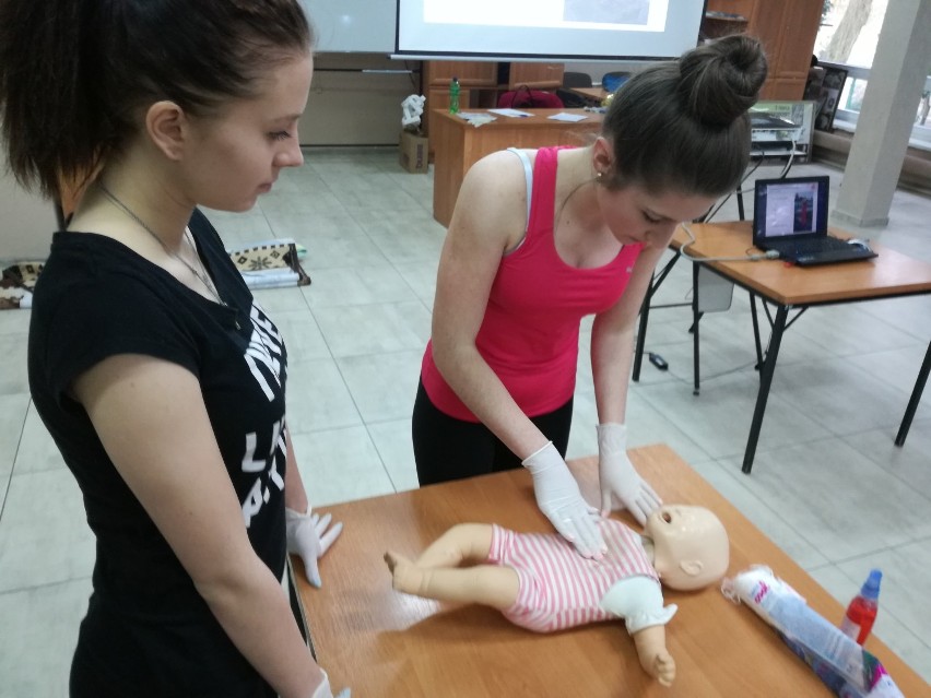 Klasa rehabilitacyjno-zdrowotna z ZSP 1 w Radomsku na szkoleniu z pierwszej pomocy