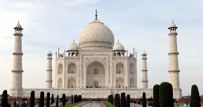 Taj Mahal to znane wszystkim - przynajmniej z pocztówek -...