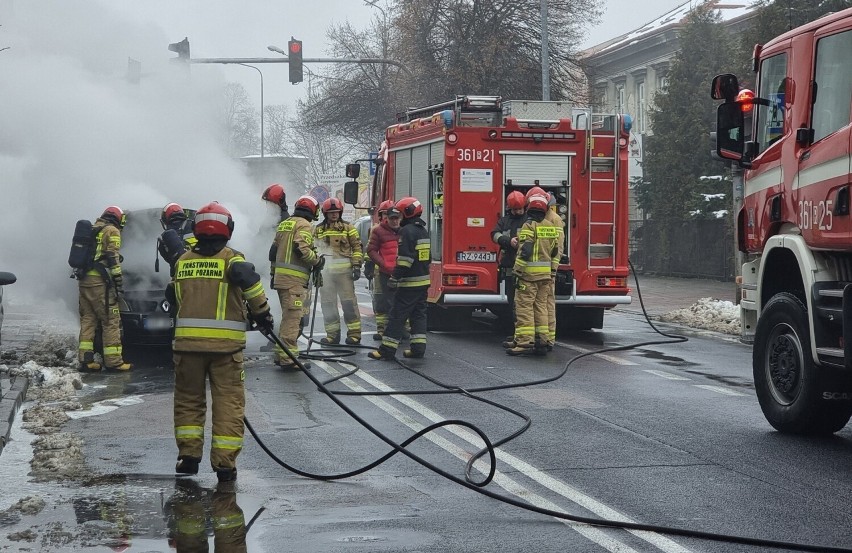 Pożar osobowego renault na ul. 3 Maja w Przemyślu. Auto jeździło jako taksówka [ZDJĘCIA]