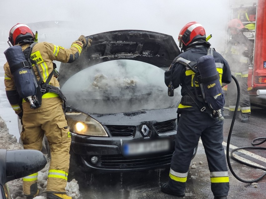 Pożar osobowego renault na ul. 3 Maja w Przemyślu. Auto jeździło jako taksówka [ZDJĘCIA]