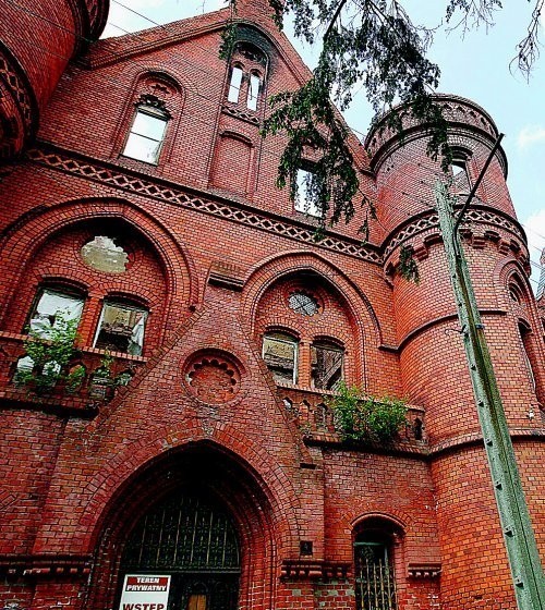 Sanatorium "Grunwald" - kiedyś główne sanatorium w Sokołowsku - dziś wymaga poważnego remontu. Odnowieniem zajmuje się Fundacja In Situ