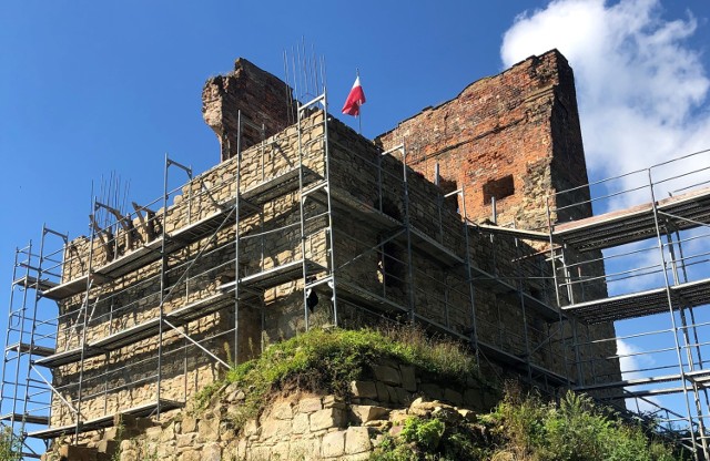 W Melsztynie trwa odbudowa wieży mieszkalnej na ruinach średniowiecznego zamku. Zwieńczy ją taras widokowy, z którego można będzie podziwiać panoramę doliny Dunajca