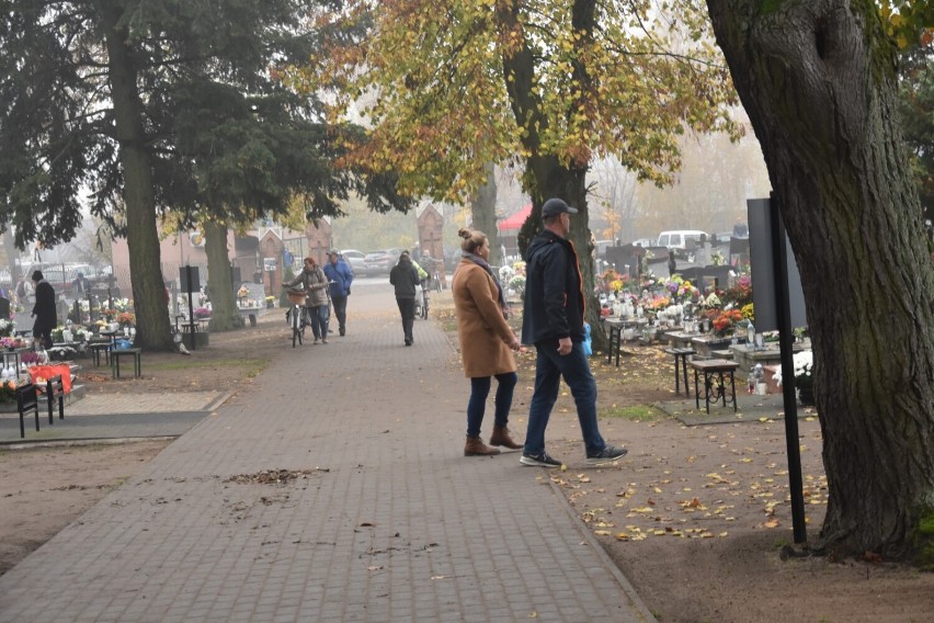 Wszystkich Świętych 2022. Od samego rana duży ruch na cmentarzu nowofarnym w Wągrowcu 