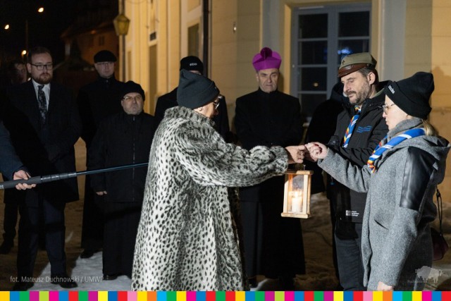 Tradycji świątecznej stało się zadość - wczoraj wieczorem (20 grudnia) do Bielska Podlaskiego dotarło Betlejemskie Światło Pokoju. Przywieźli je harcerze