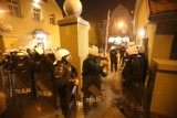 Zamieszki w Knurowie [ZDJĘCIA]. Zaatakowano komisariat policji 