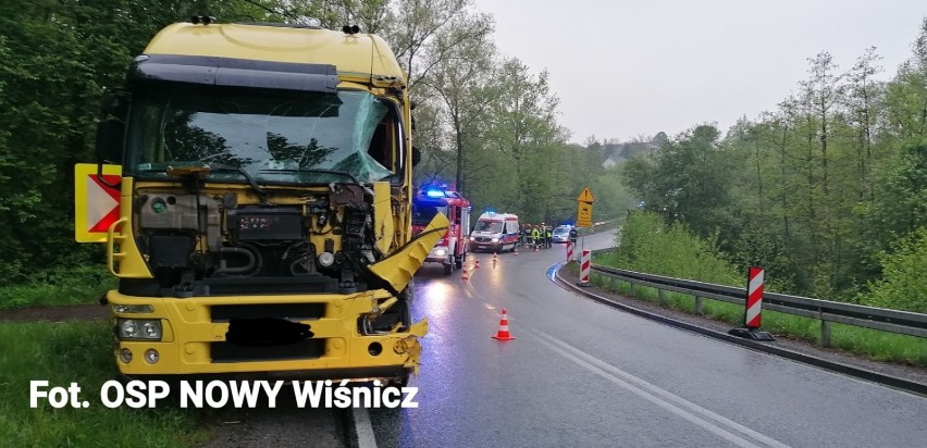Bochnia. Wypadek na zakręcie w Kopalinach, zderzyła się ciężarówka z dostawczakiem - zobacz zdjęcia