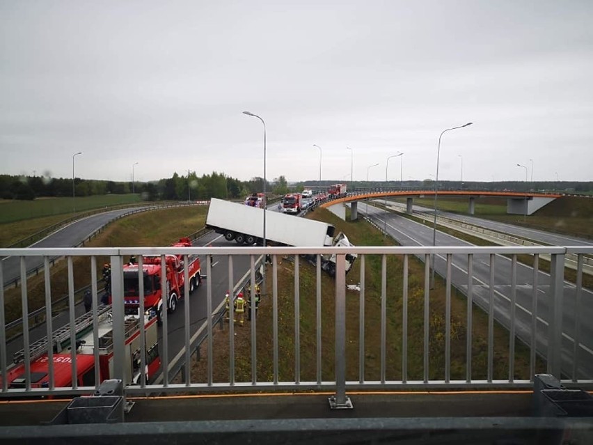 Wypadek na autostradzie A1. Ciężarówka spadła ze skarpy...