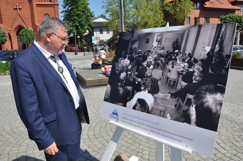 Ubiegłoroczna wystawa fotografii Ryszarda Mielewczyka z okazji 30. rocznicy częściowo wolnych wyborów 4 czerwca 1989 roku