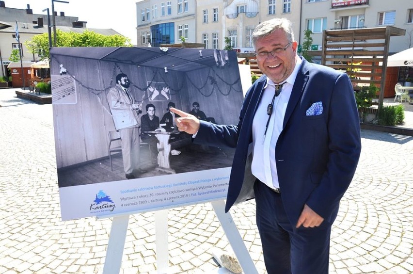 Ubiegłoroczna wystawa fotografii Ryszarda Mielewczyka z okazji 30. rocznicy częściowo wolnych wyborów 4 czerwca 1989 roku