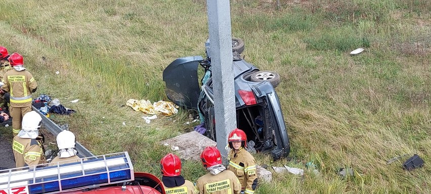Wypadek na S5. Dachowanie samochodu osobowego w Woźnikach