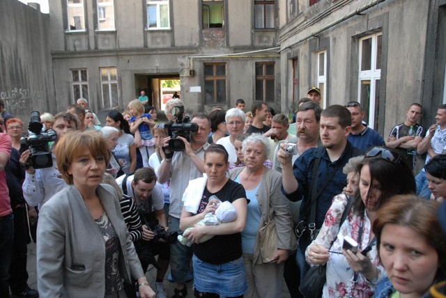 Prezydent Zdanowska w godzinach popołudniowych przyjechała do kamienicy, która paliła się we wtorek rano.