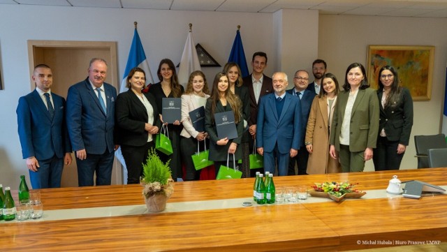 w Urzędzie Marszałkowskim Województwa Podkarpackiego nagrodzono laureatów konkursu prac dyplomowych „Dziedzictwo i Rozwój Podkarpacia”.
