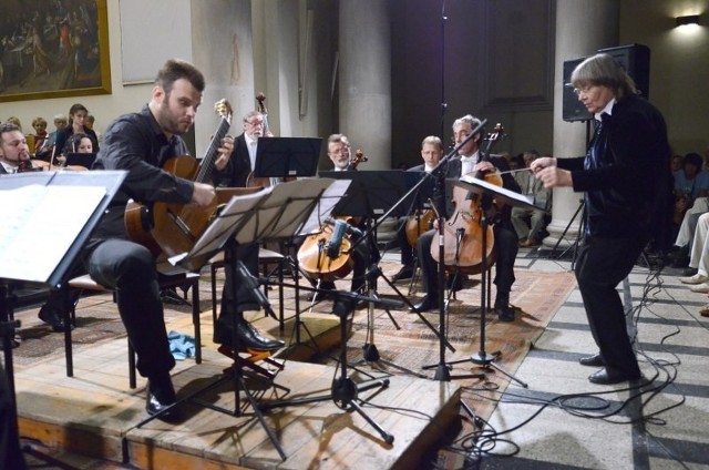 "Koncert na gitarę, orkiestrę smyczkową i kotły" Krzysztofa  Meyera w interpretacji gitarzysty Łukasza Kuropaczewskiego, perkusistki Marianny Soroki i Orkiestry Kameralnej   Polskiego Radia Amadeus.