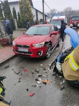 Wypadek pod Krakowem. Czołowe zderzenie dwóch samochodów osobowych. Są ranni