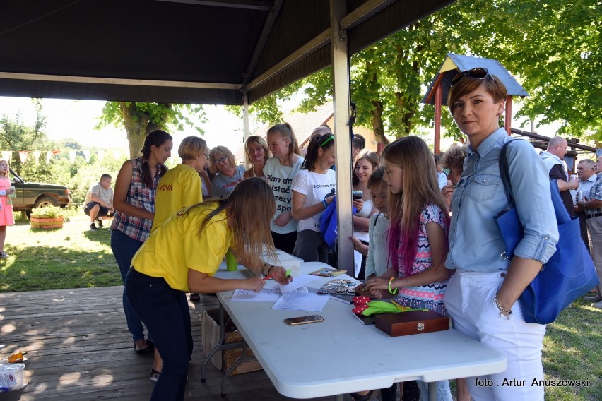 Tłum mieszkańców Chyciny i pobliskich miejscowości bawił się...