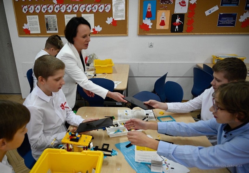 Do białostockich szkół trafi kilkaset tabletów. Skorzystają z nich polscy i ukraińscy uczniowie (zdjęcia)