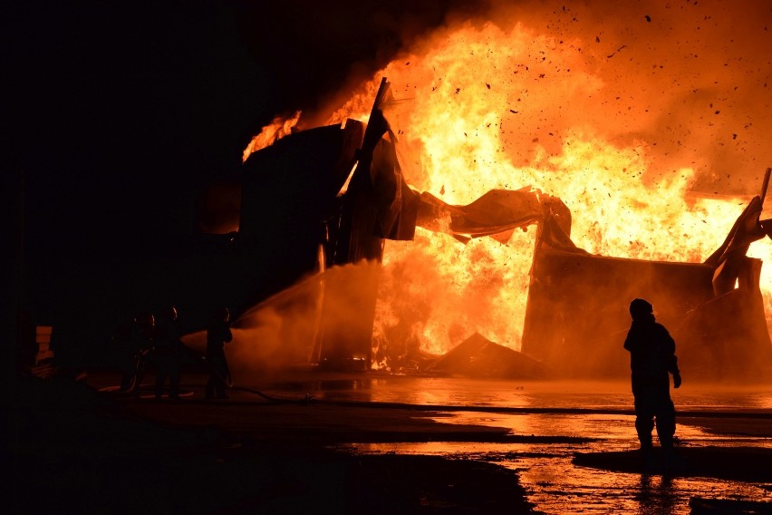 Spłonął zakład Opak w Szczecinku. Olbrzymie straty [zdjęcia]