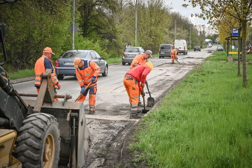 Obok dużych inwestycji drogowych takich jak przebudowa DK 91, czy DK 46, drogowcy w Częstochowie realizują szereg wiosennych prac związanych z bieżącym utrzymaniem poszczególnych ulic