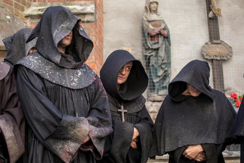 W niedzielne popołudnie na krakowskim Rynku pojawili się...