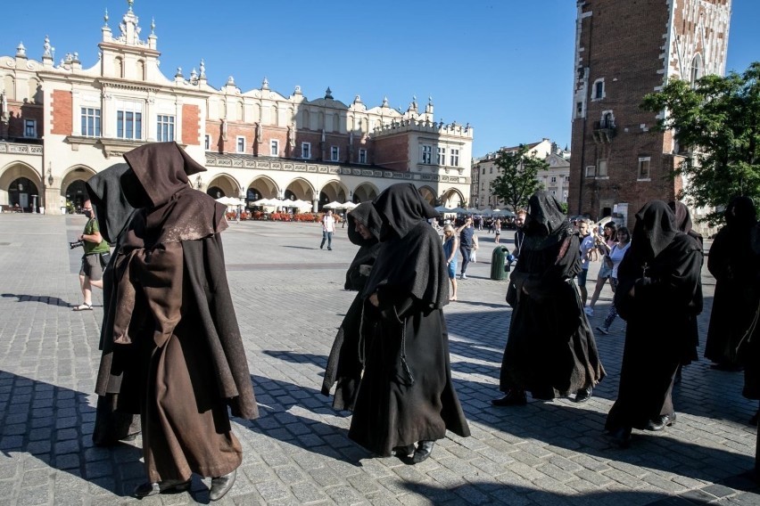 W niedzielne popołudnie na krakowskim Rynku pojawili się...