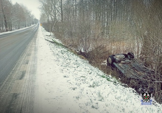 Policjanci w związku z uszkodzeniami powstałymi podczas kolizji, zatrzymali dowód rejestracyjny samochodu osobowego.