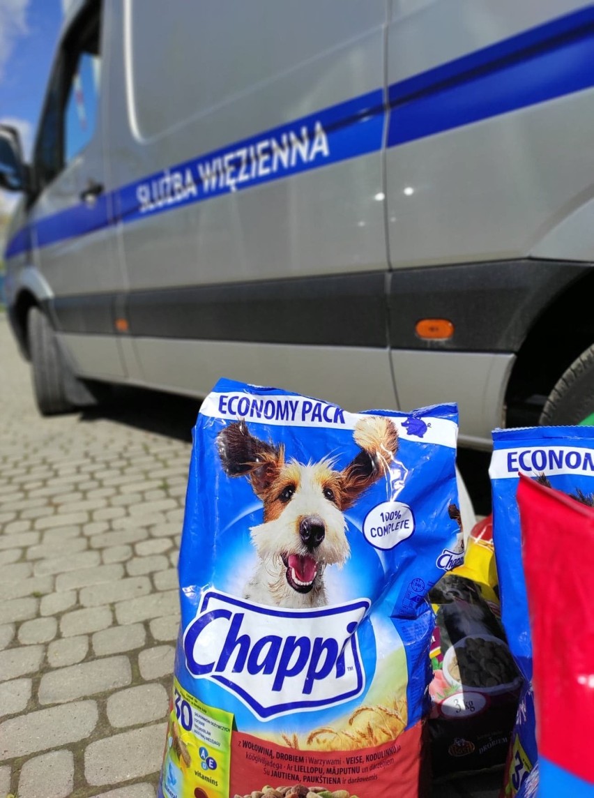 Zakład Karny w Przemyślu przekazał karmę, koce oraz ręczniki na rzecz Schroniska dla Bezdomnych Zwierząt w Orzechowcach
